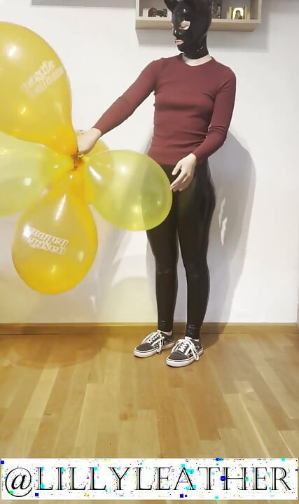Looner kız sevimli kıyafetli ve kitty lateks maskeli 4 balon dışarı çıkıyor