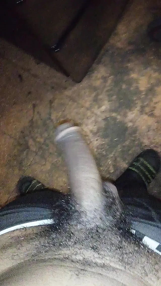 Büyük zenci yarağı büyük zenci yarağı ev lavabosunda işiyor