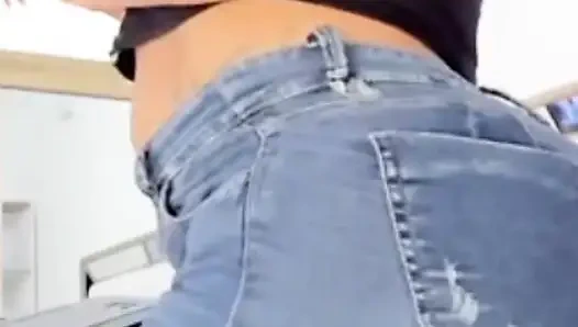 Big Booty in Jeans Dancing