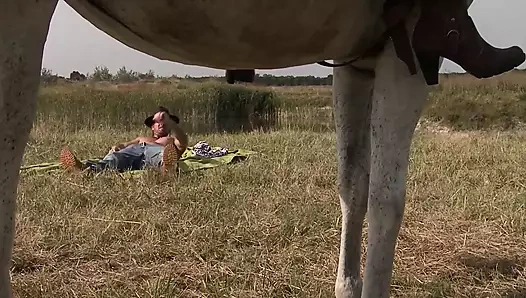 Stephanie Sierra çiftlikte sikiliyor