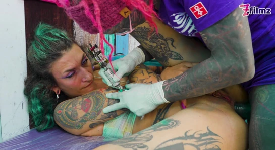 Italina porno yıldızı için dövme seansı sırasında vahşi anal sikiş