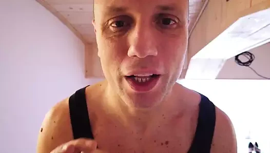 Spiando Sara Bell nel suo camerino mentre si prepara per un