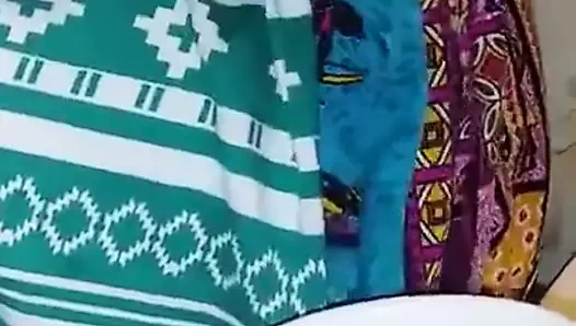 Sıcak Hint karısı cam içine süt sıkma