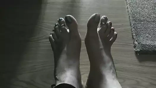 Uzun ayak tırnakları ve ayak parmakları