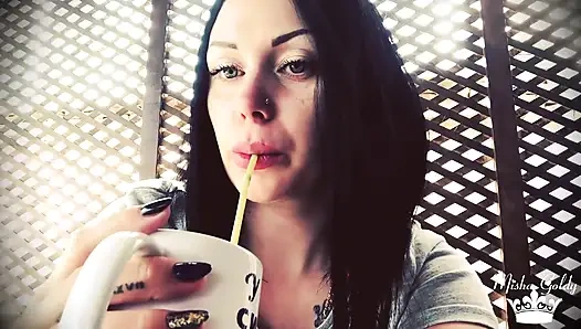 Burnu kaşınan nargile dumanı emiyor ve her zaman kaşınıyor!