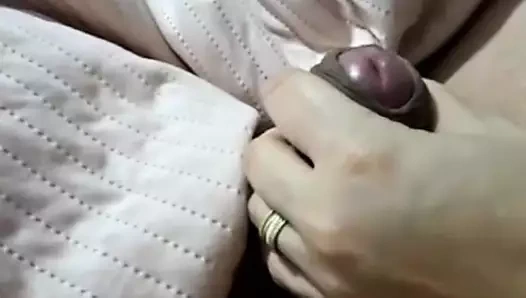 Üvey kız üvey erkek kardeşinin yarağını yatakta sıvazlarken üvey anne tarafından yakalandı