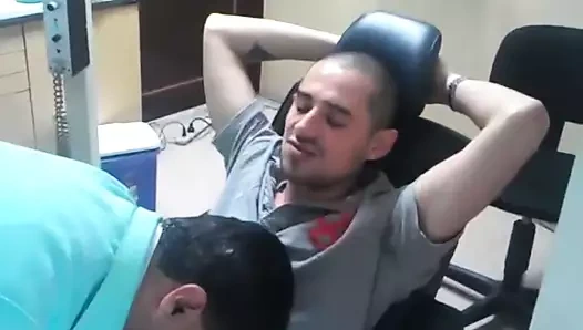 Dişçi ofisinde emilmek