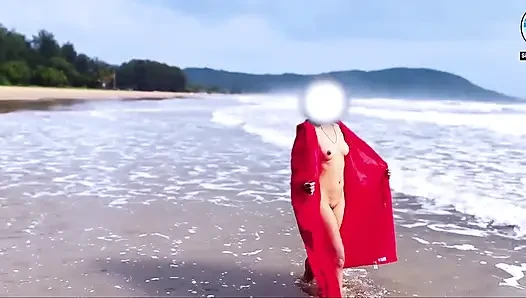 Halk plajında mastürbasyon yapıyor ve fışkırtıyor