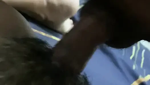 Kalın ve çamurlu bir amcığın içine giriyor