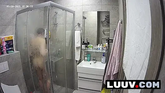 LUUV. Kareflore gerçek amatör, ev yapımı duş rutinini gerçek hayat gösterisi için filme alıyor