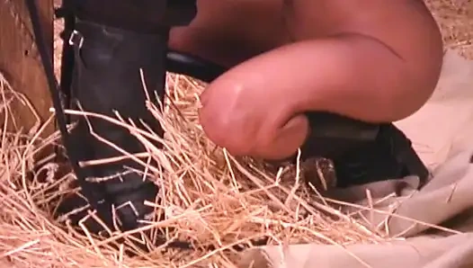 Orta yaşlı seksi kadın saman ahırında sert sikiliyor