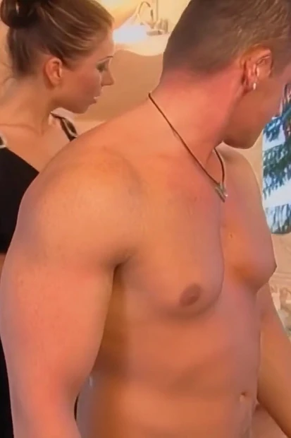 Огромные сиськи подпрыгивают, пока их жестко трахают