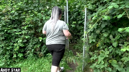 Büyük götlü Alman genç kız işiyor ve döllendikten sonra açık havada sikiliyor