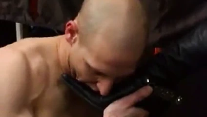 erkek itaatkar alır tekme ve tapan botlar