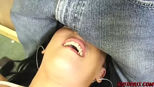 Gia Givanna spor salonunda büyük (yarak) kazançlar elde ediyor