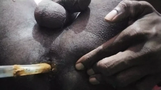 Kül deliği plastik tüp sıkı delik ile sikişiyor