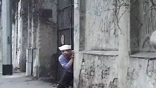 Domuz hayalini gerçekleştiriyor ve genç sürtüğü sikiyor