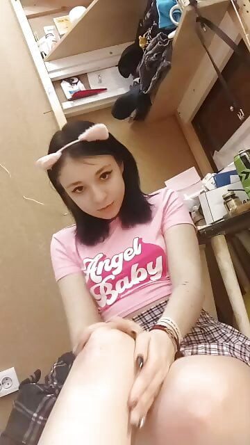 Pembe şirin tişörtlü gündüz striptiz ve nazik bir orgazm ile mastürbasyon