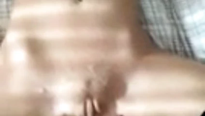 onun tatlı seksi karnına Cumming !