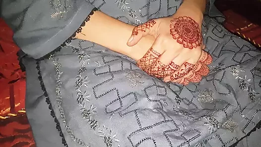 Kızlar yurdundaki Hintli kız hayranlarıyla edepsizce konuşuyor