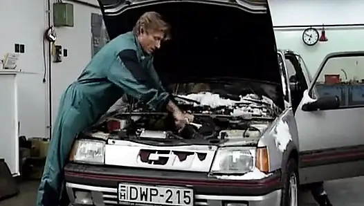 Döl yiyen Alman sürtük anal deliğinden sikiliyor