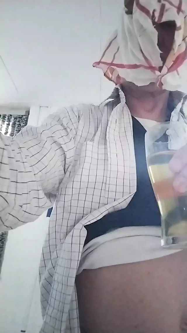 Bir bardağa işemek ve onu içmek