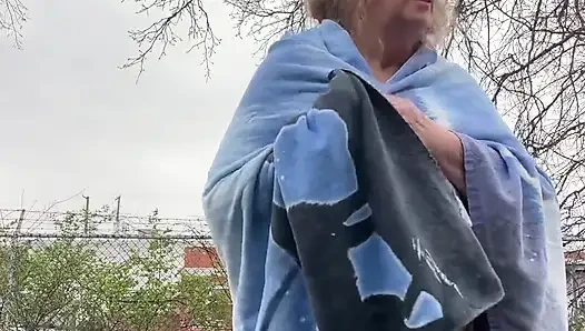 Göğüslerimle yağmur damlaları yakalıyorum