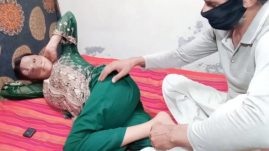 Hintli evli kadın romantik ruh halinde ve ıslak amcığı için yarağa ihtiyacı var Hintçe ses