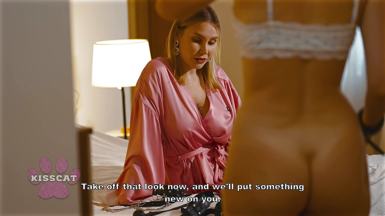 Önce Ben! MILF Önce Onu Alıyor Sonra Sıcak Oda Arkadaşıyla Paylaşıyor - Kisscat ve Foxy Dreams