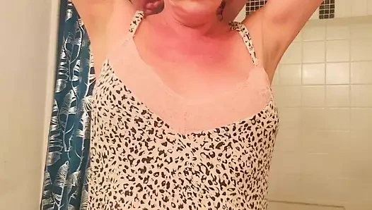 Yalnız orta yaşlı seksi kadın küvette mastürbasyon yapıyor ve konuşuyor