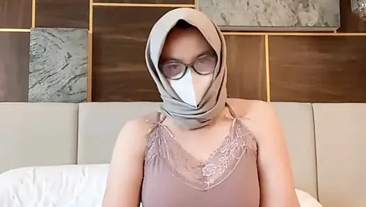 İç çamaşırlı kadın arkadan götünü sikiyor