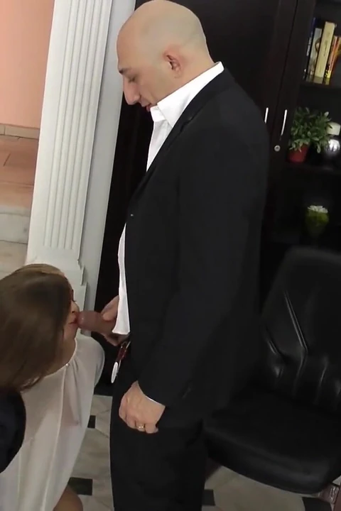 Две офисные девушки лижут огромный хуй и трахаются в анал