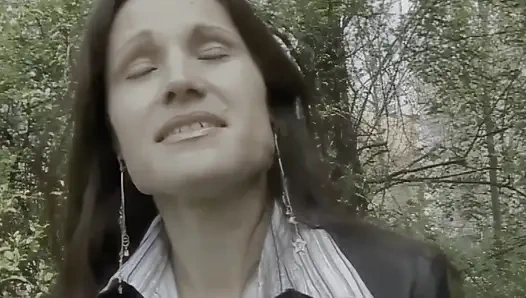 Yönetmen Onu Parkta Alır Ve Eve Götürür, Bir Porno Film Çeker