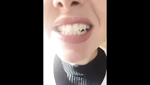 Parmaklarımı burnuma sokmamalıydım ama çok hoşuma gidiyor...