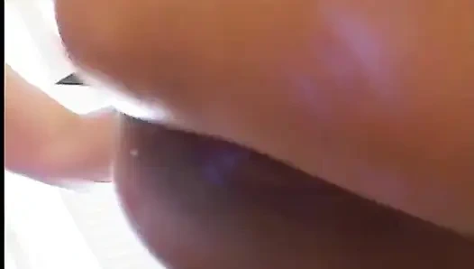 Güzel gençler büyük bir yarağı gırtlağına kadar alıyor