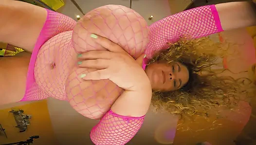 Orta yaşlı seksi kadın büyük göğüslerini yüzüne zıplıyor