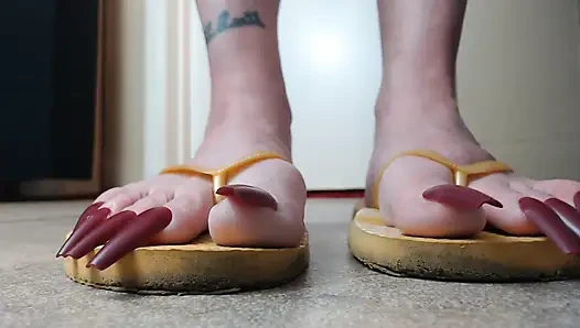 Toenails sarı parmak arası terliklerini sallıyor