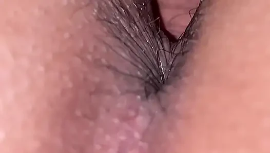 Yatakta gece parmaklıyor ve ilk kez anal sikişiyor