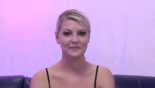 Güzel sarışın büyük yarakla oyuncu seçmelerinde yarak emiyor