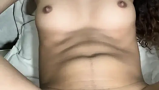 Azgın kız amını dildoyla tatmin ediyor