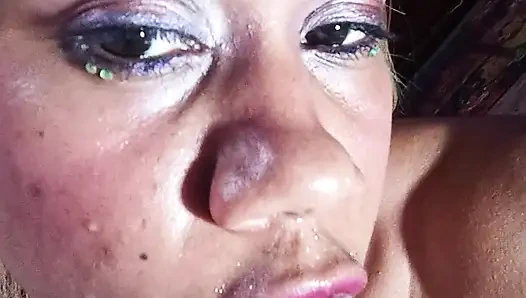 Kokakolaaloves yerde seksi vücut yarağına biniyor çok sert ve amcık ıslak condon delux büyük baba