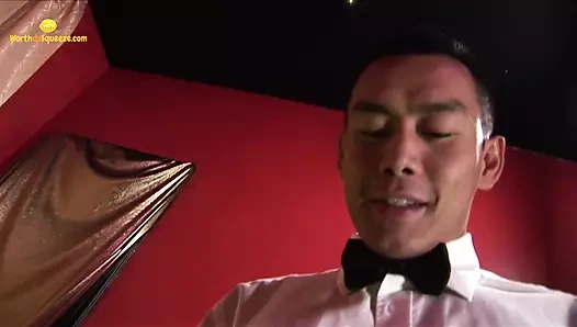 Asyalı adam sıcak sarışın için odada bekler