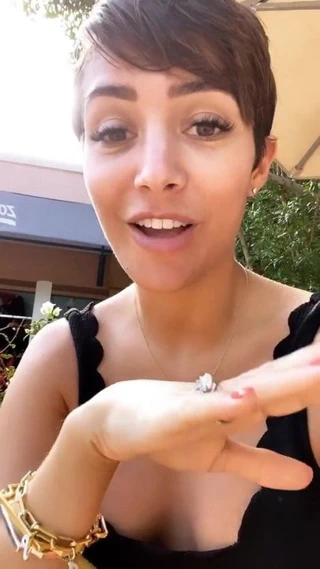 Frankie köprü dekolte selfie