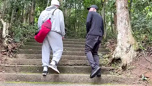 Spor salonu personeliyle sıcak