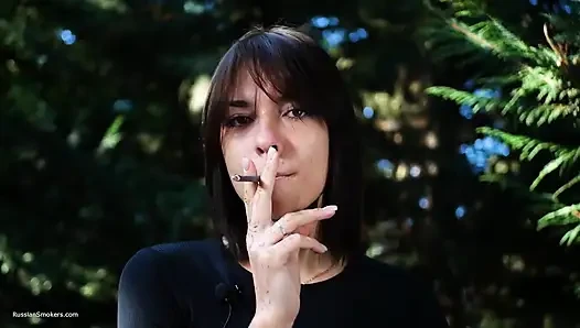 Tatlı şehvetli Rus güzel açık havada sigara içiyor