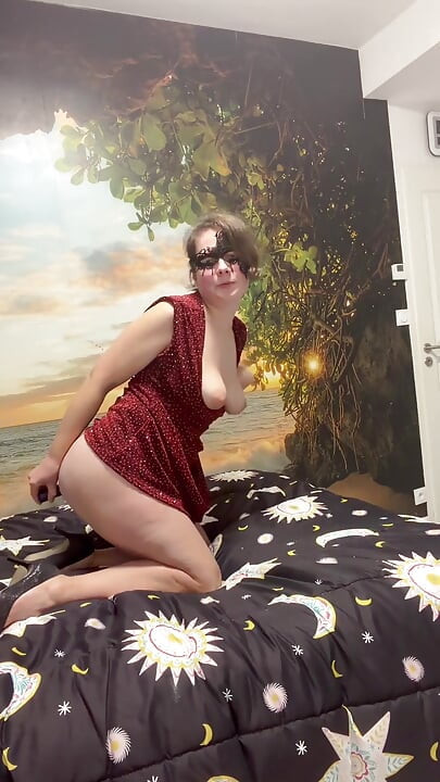 Gece Elbisesiyle Mym Fan Muslukları