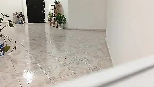 Tombul komşu yeni dairesini temizliyor