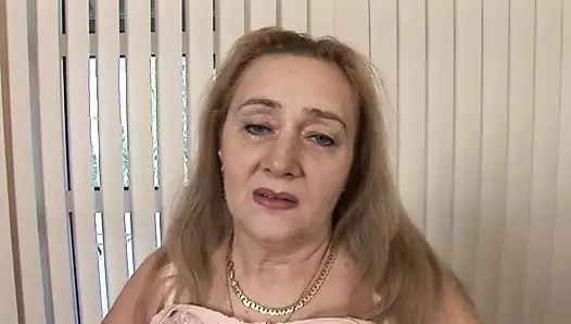 Büyükanne horoz sağmak için tam olarak bilir