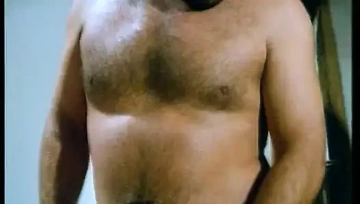 İtalyan nostaljik porno: iki büyük memeli seks meleği büyük bir yarağı paylaşıyor