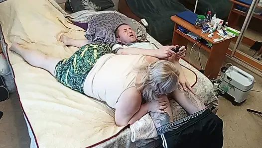 Konsolun oyunu üvey anneden sperm yutarak oral seksle sona erdi